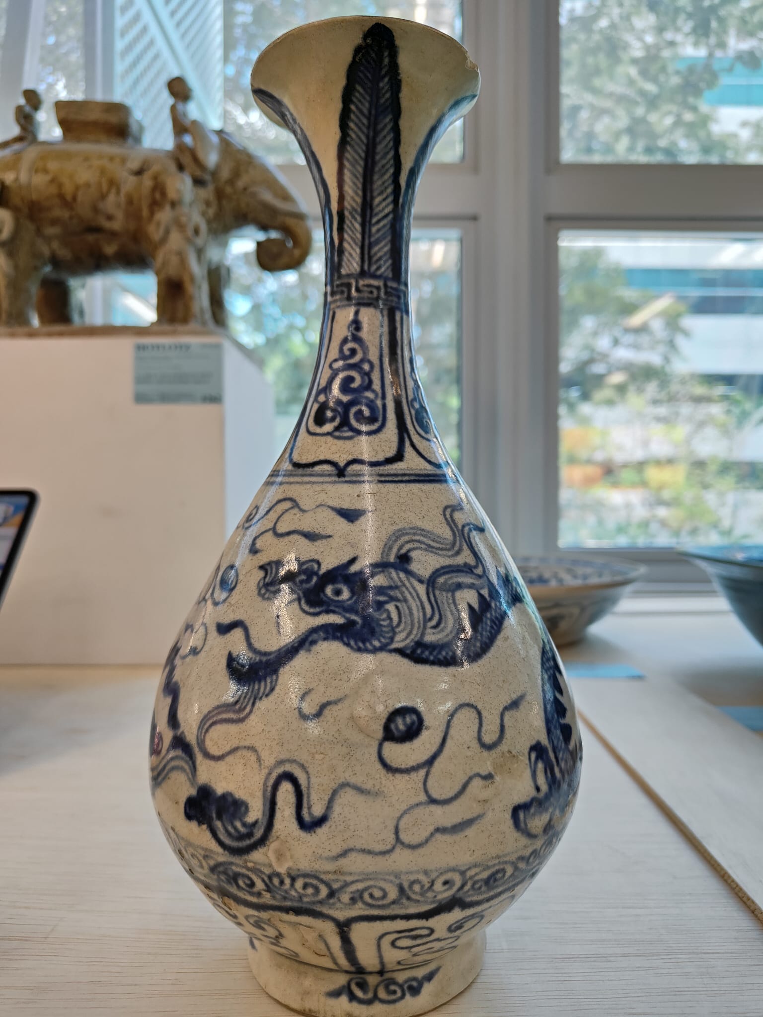 A VIETNAMESE BLUE AND WHITE PEAR SHAPED DRAGON VASE - Image 6 of 11