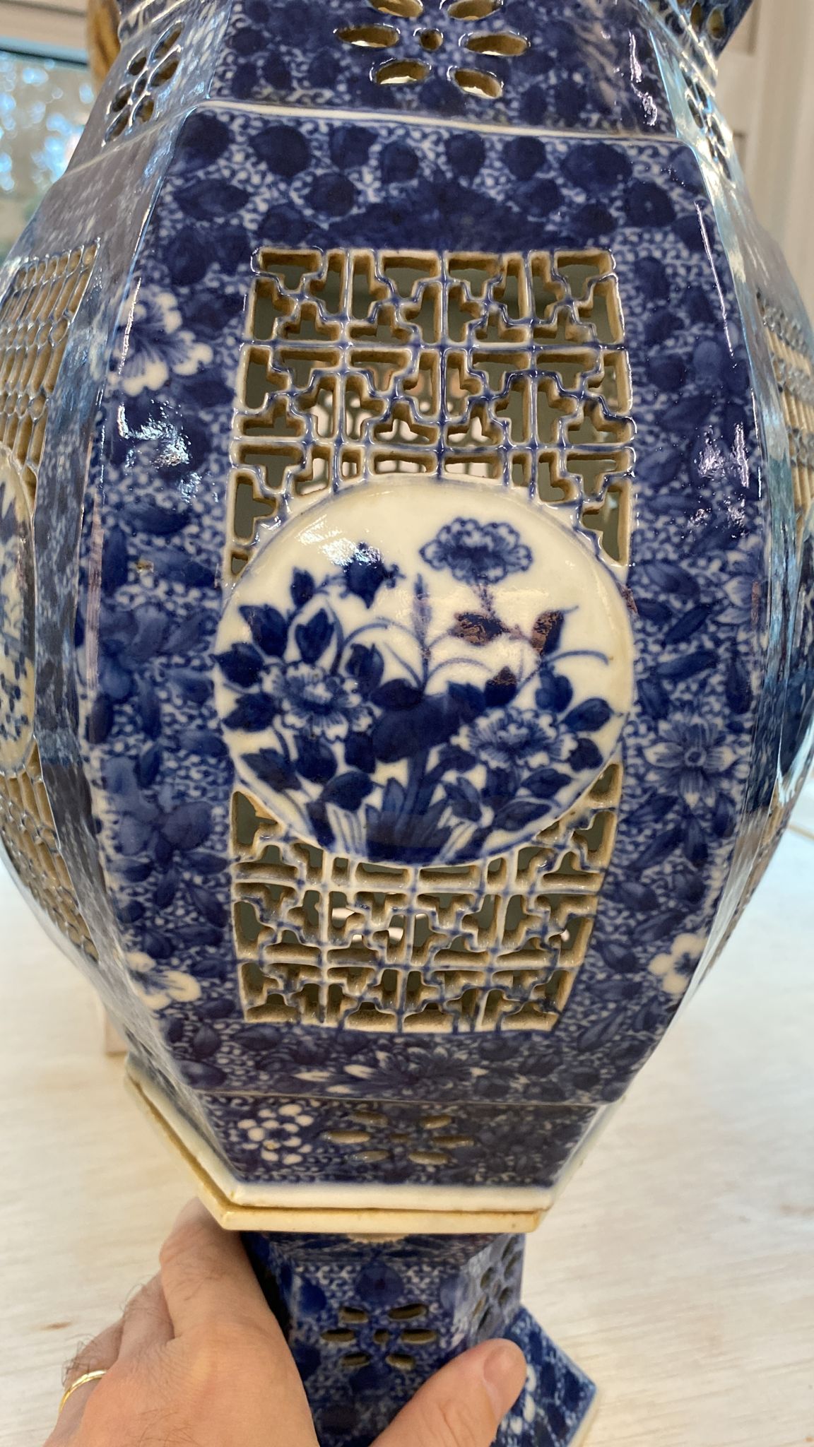 A PAIR OF BLUE AND WHITE RETICULATED PORCELAIN LANTERNS - Image 8 of 13