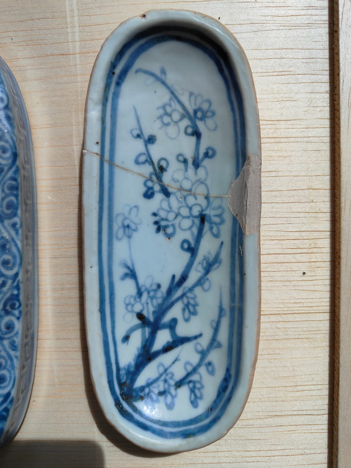 A BLUE AND WHITE OVAL BOX, COVER AND LINER - Image 12 of 17