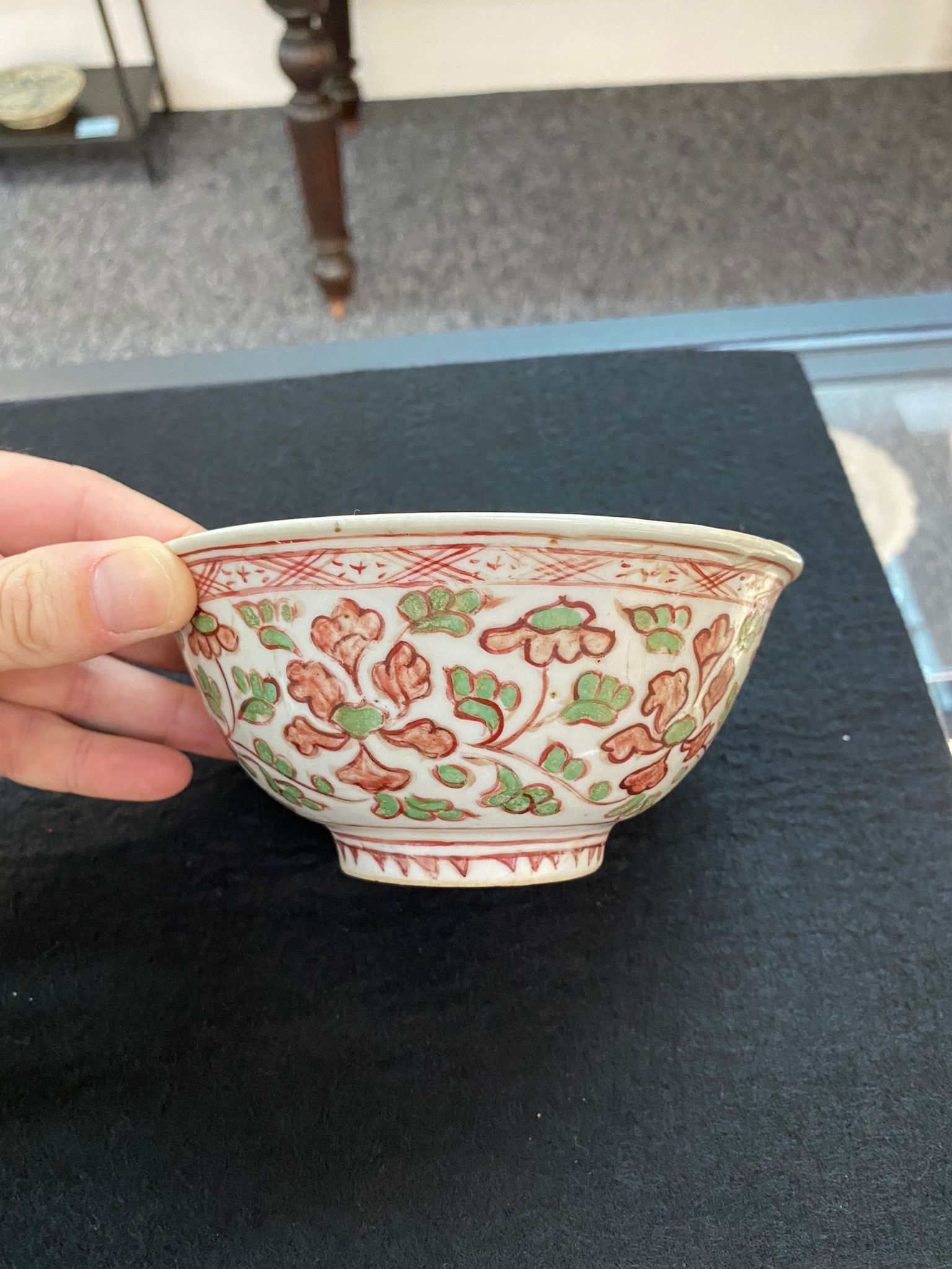 A PAIR OF SWATOW PORCELAIN BOWLS AND A SIMILAR SAUCER - Image 7 of 15