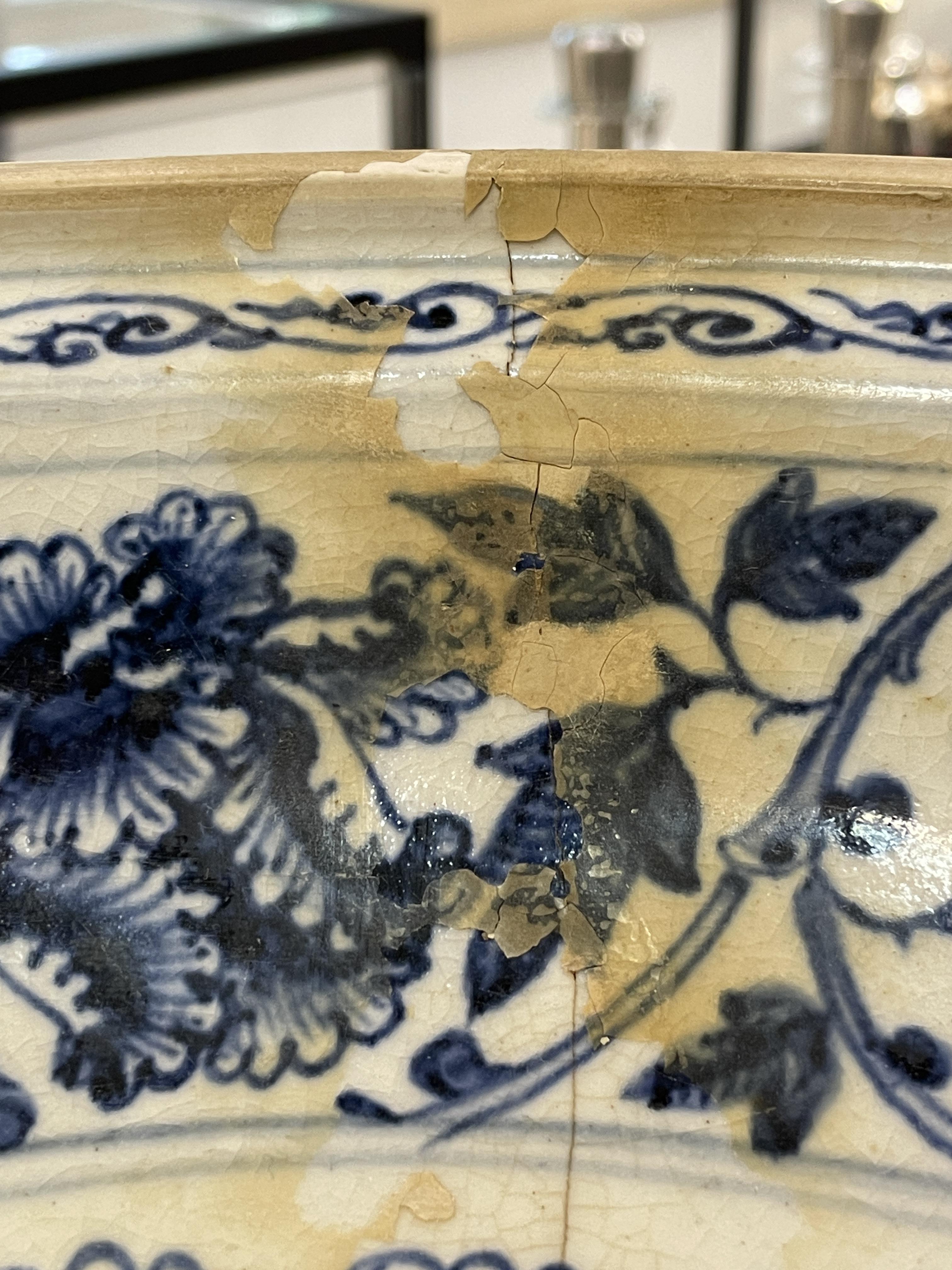 A LARGE VIETNAMESE BLUE AND WHITE PEONY DISH - Image 4 of 9