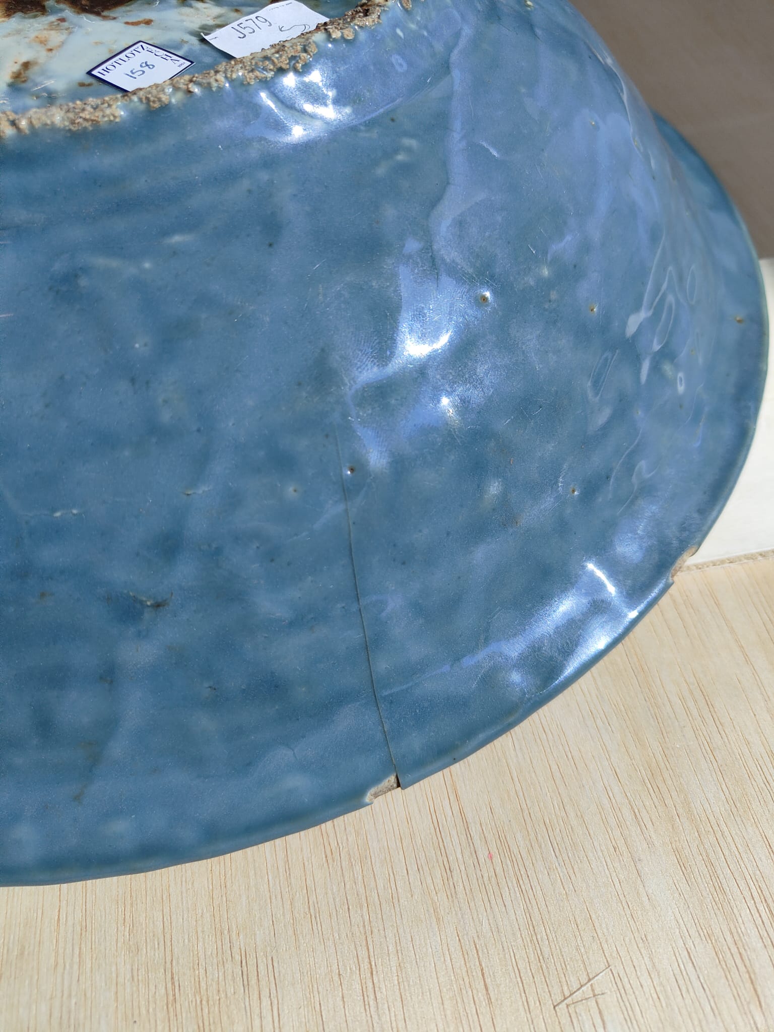 A LARGE SWATOW SLIP-DECORATED BLUE GROUND BOWL - Image 7 of 7