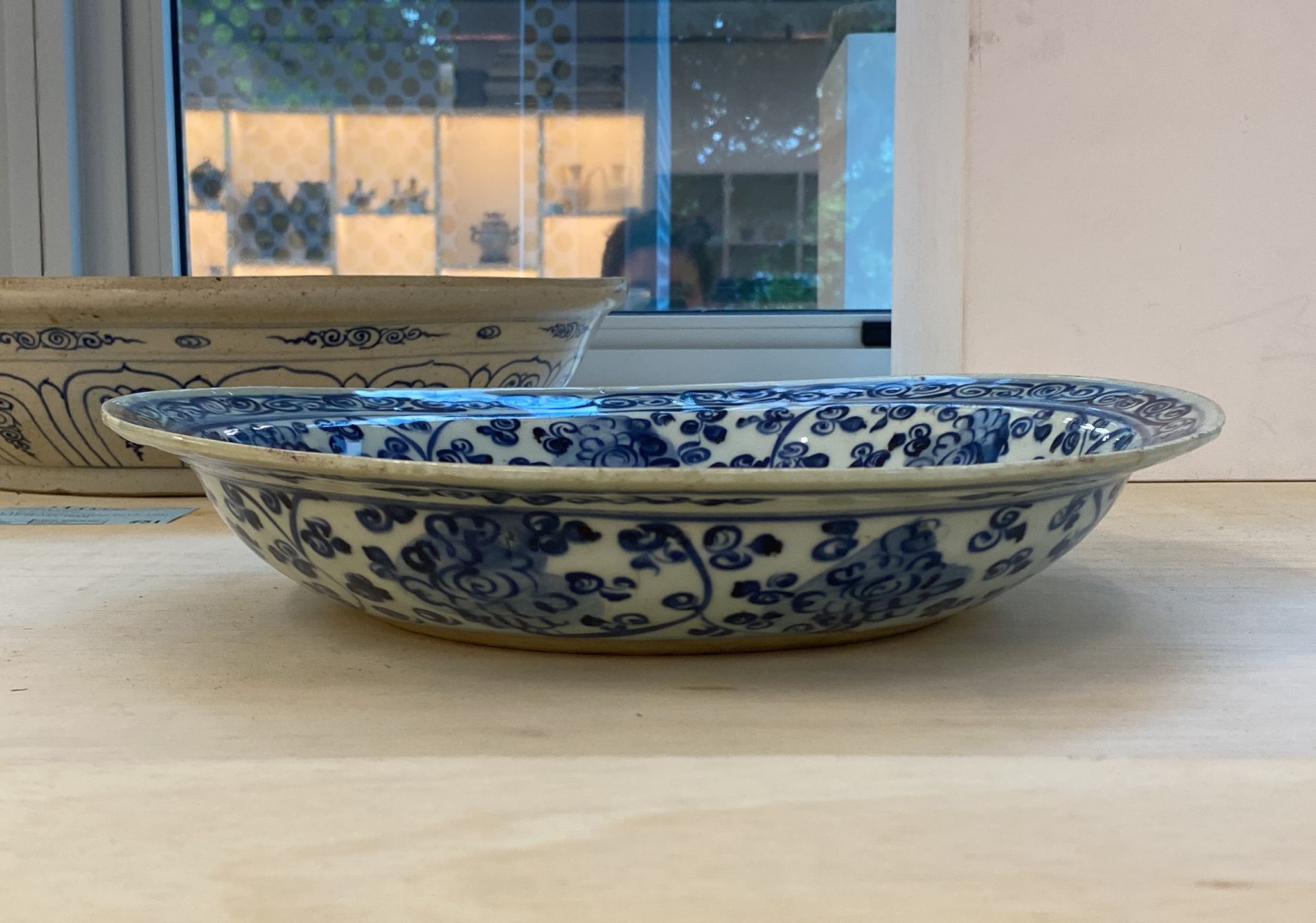 A BLUE AND WHITE PHOENIX DISH - Image 9 of 15