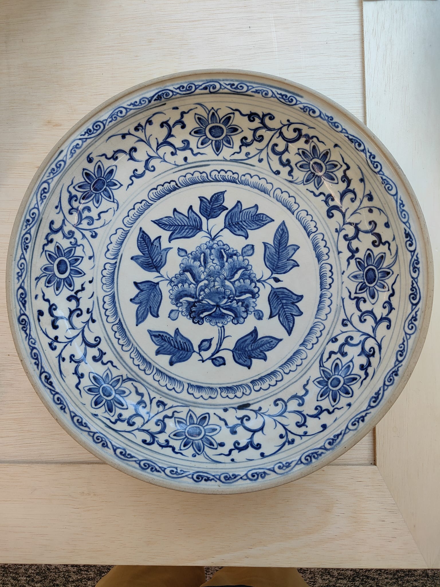 A LARGE VIETNAMESE BLUE AND WHITE PEONY DISH - Image 5 of 10