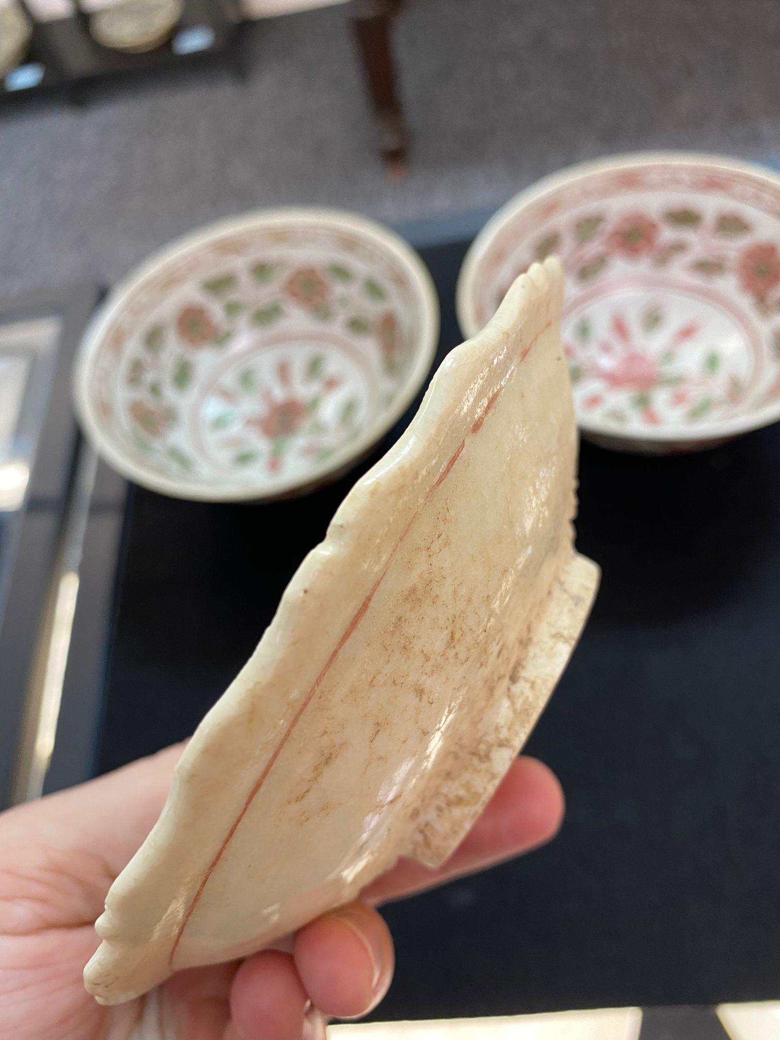 A PAIR OF SWATOW PORCELAIN BOWLS AND A SIMILAR SAUCER - Image 11 of 15