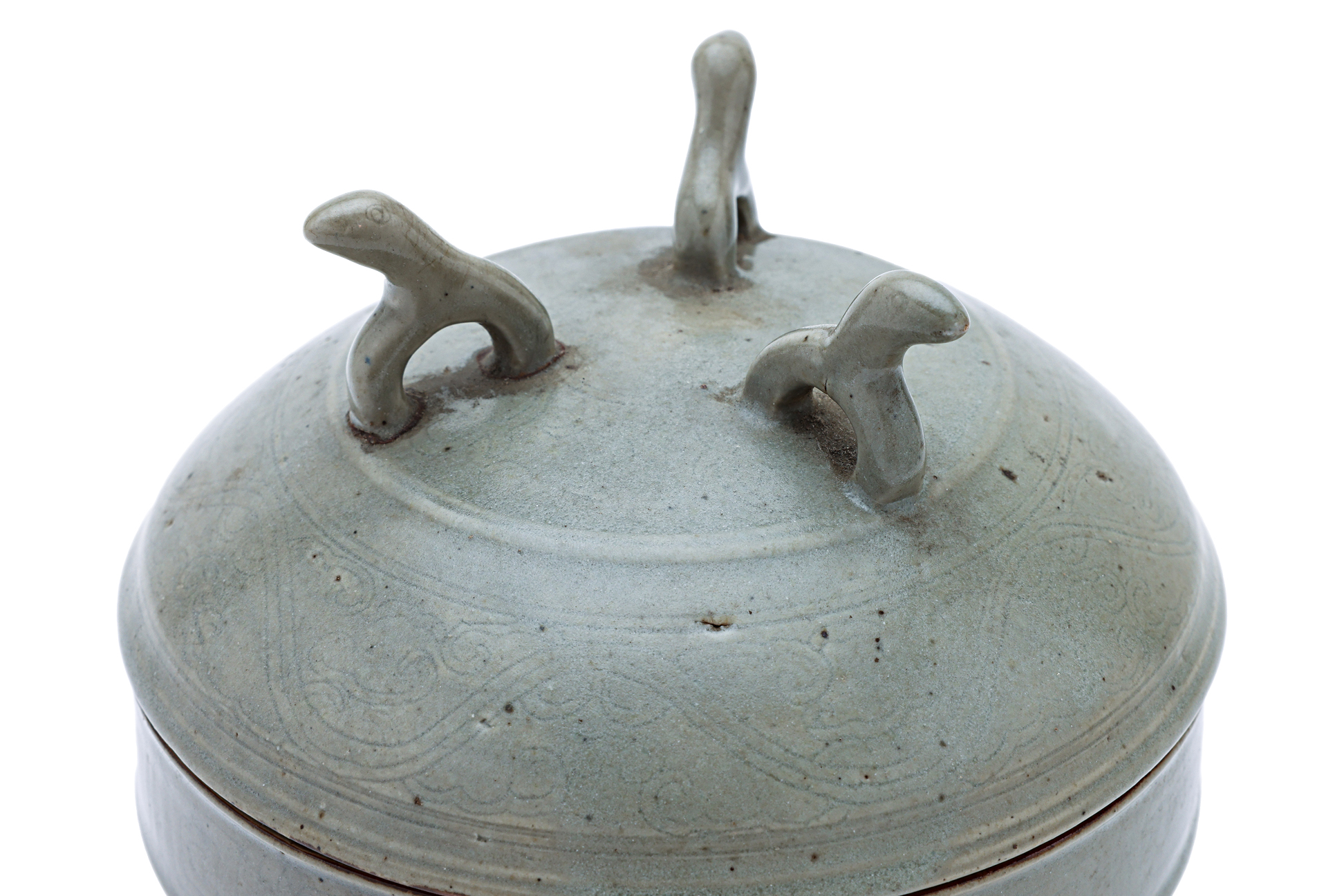 A YUE-TYPE ARCHAISTIC INCISED CELADON BOWL AND COVER - Image 2 of 5