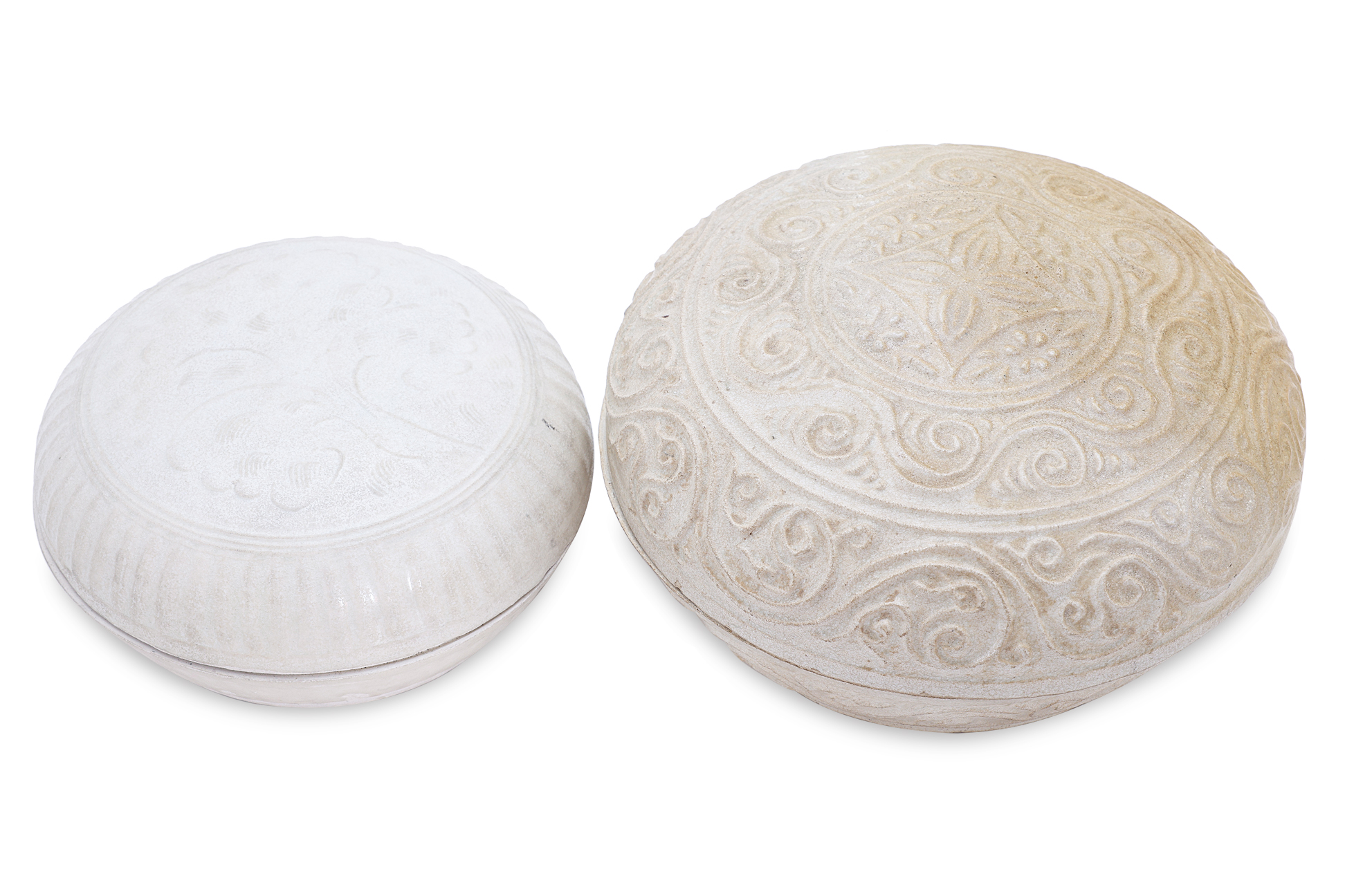 TWO DEHUA MOULDED CIRCULAR BOXES AND COVERS - Image 2 of 4