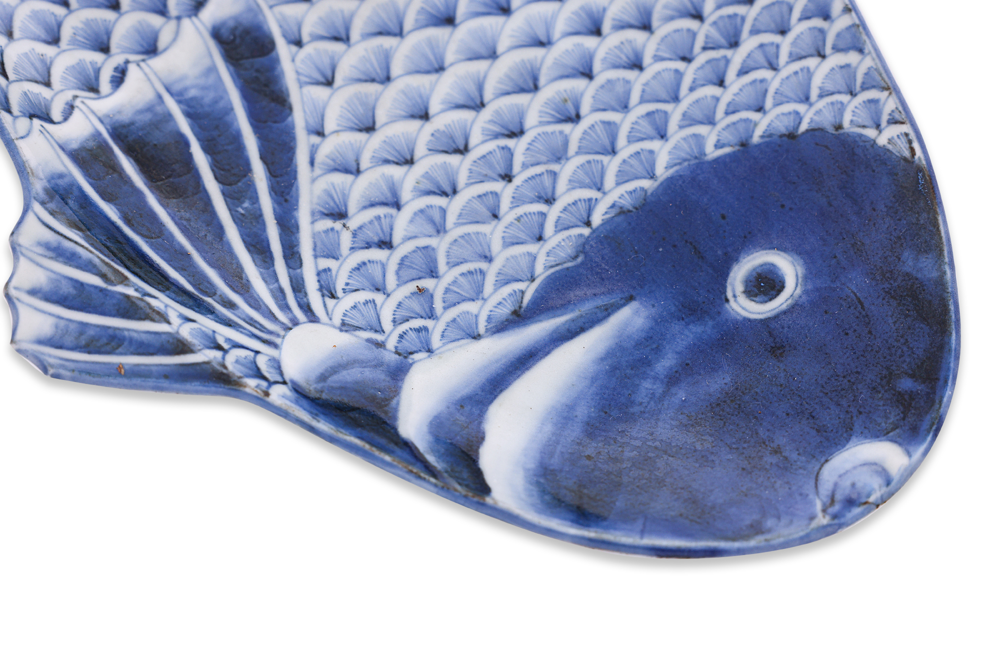 A BLUE AND WHITE FISH FORM DISH - Image 4 of 4