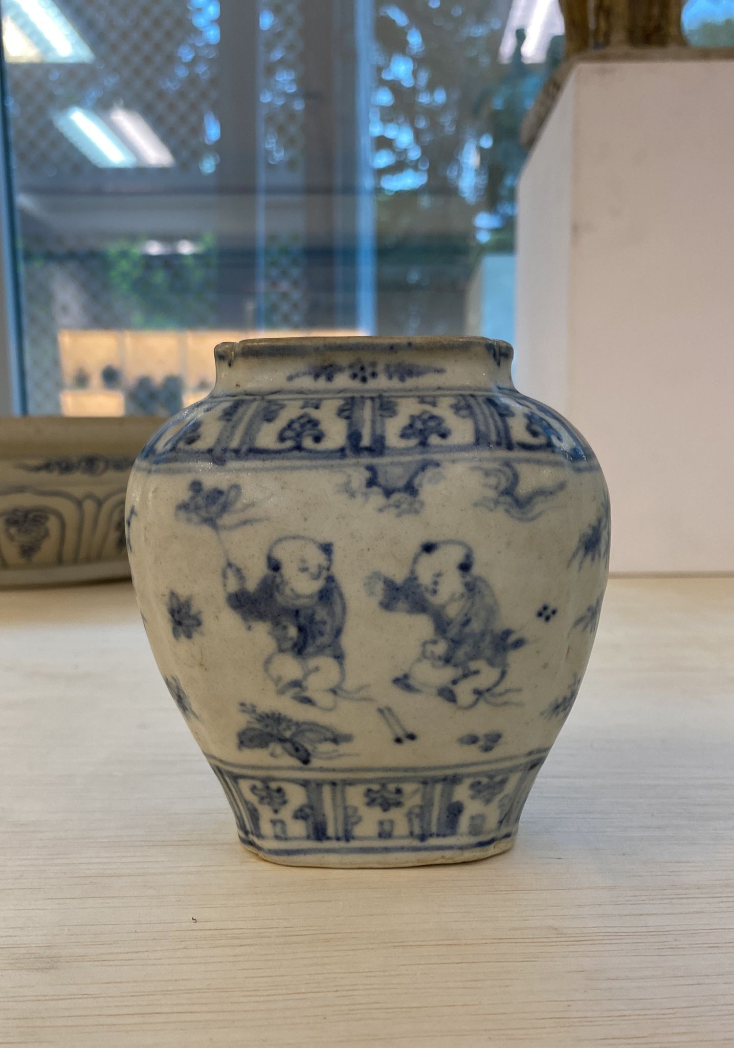 A BLUE AND WHITE PORCELAIN BOYS JAR - Image 5 of 11