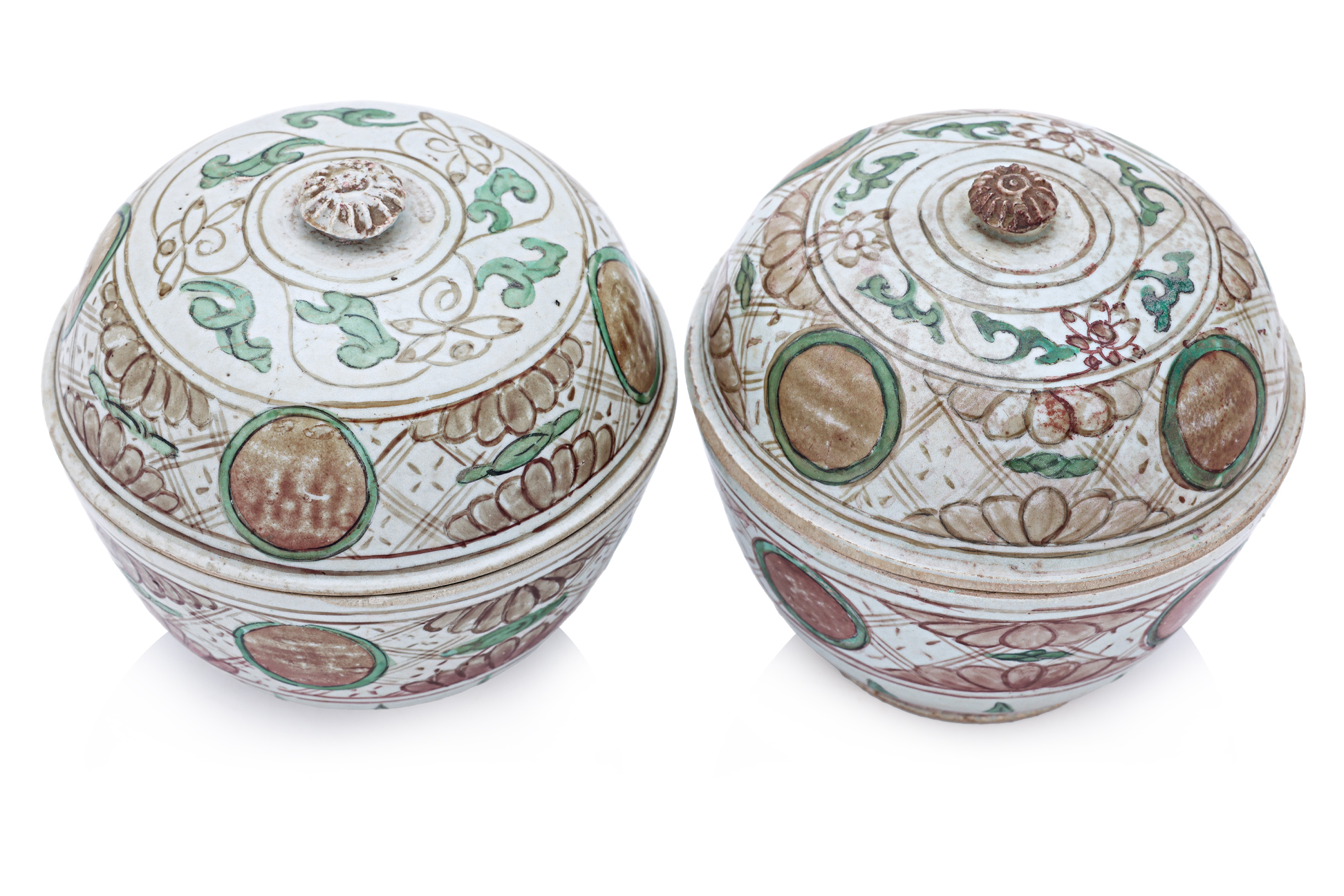 A PAIR OF SWATOW PORCELAIN BOWLS AND COVERS - Image 2 of 5