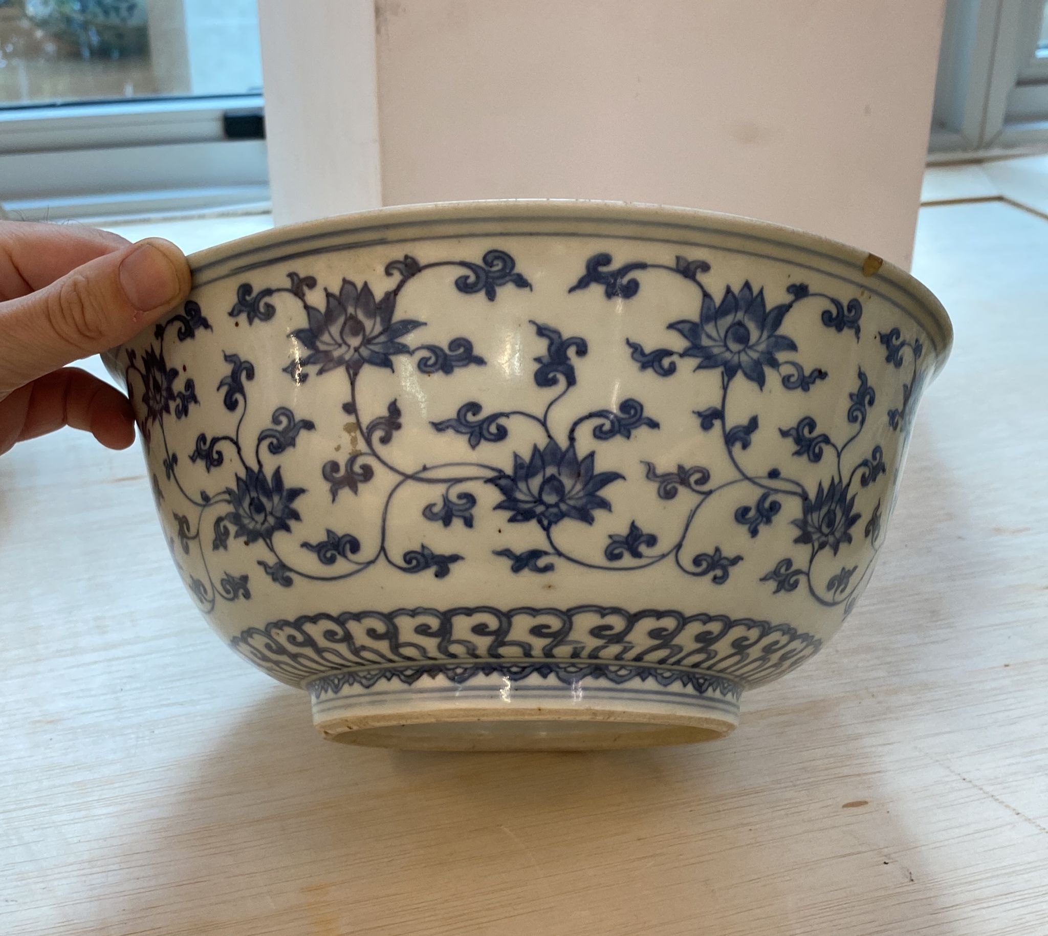 A LARGE BLUE AND WHITE LOTUS AND FRUIT BOWL - Image 9 of 17