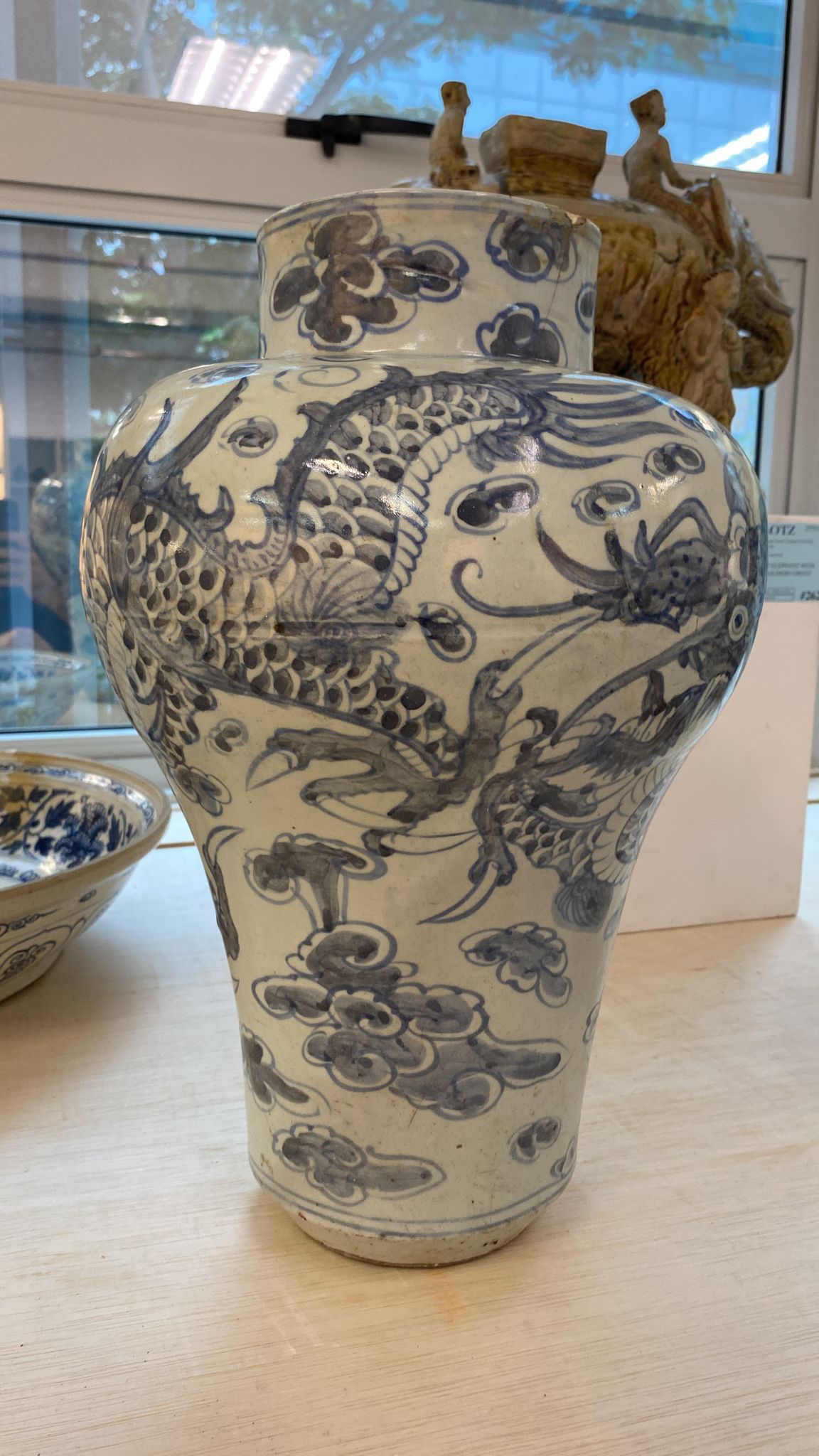 A LARGE KOREAN BLUE AND WHITE DRAGON VASE - Image 9 of 11
