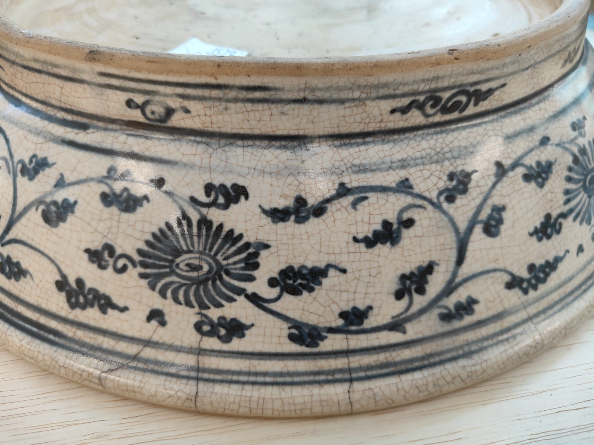 A LARGE VIETNAMESE BLUE AND WHITE DISH WITH FLYING CRANE - Image 8 of 8