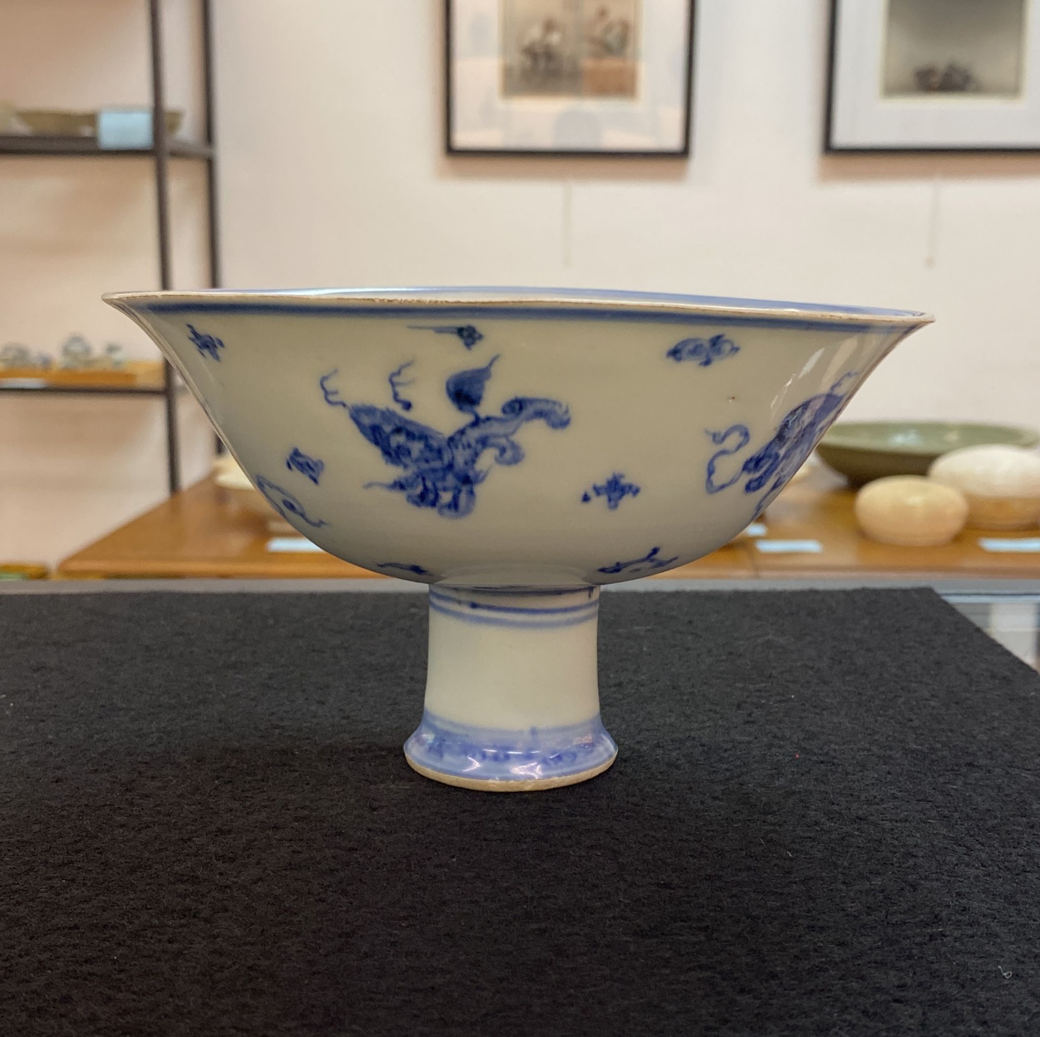 A BLUE AND WHITE BUDDHIST LION STEM BOWL - Image 16 of 17