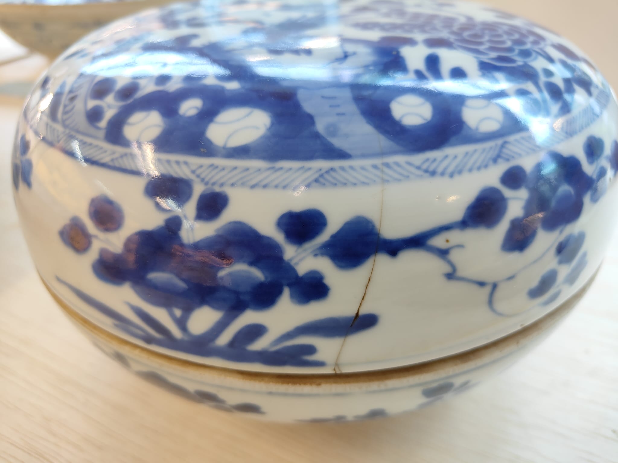 A LARGE BLUE AND WHITE CIRCULAR PORCELAIN BOX AND COVER - Image 5 of 9