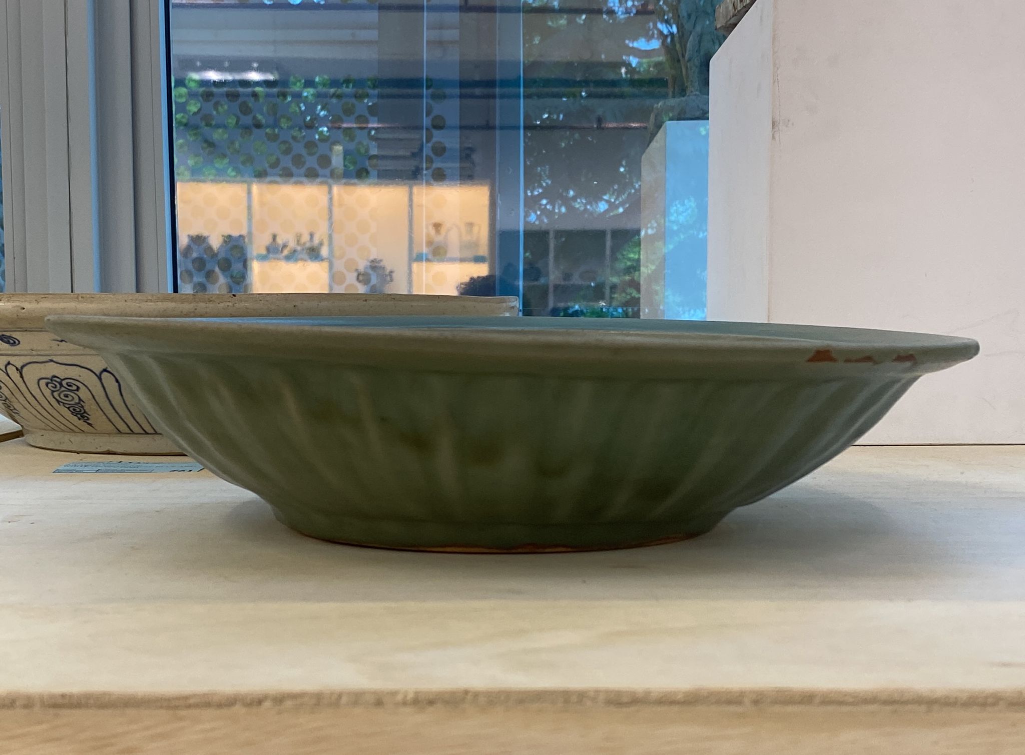 A LARGE LONGQUAN CELADON DRAGON DISH - Image 19 of 20