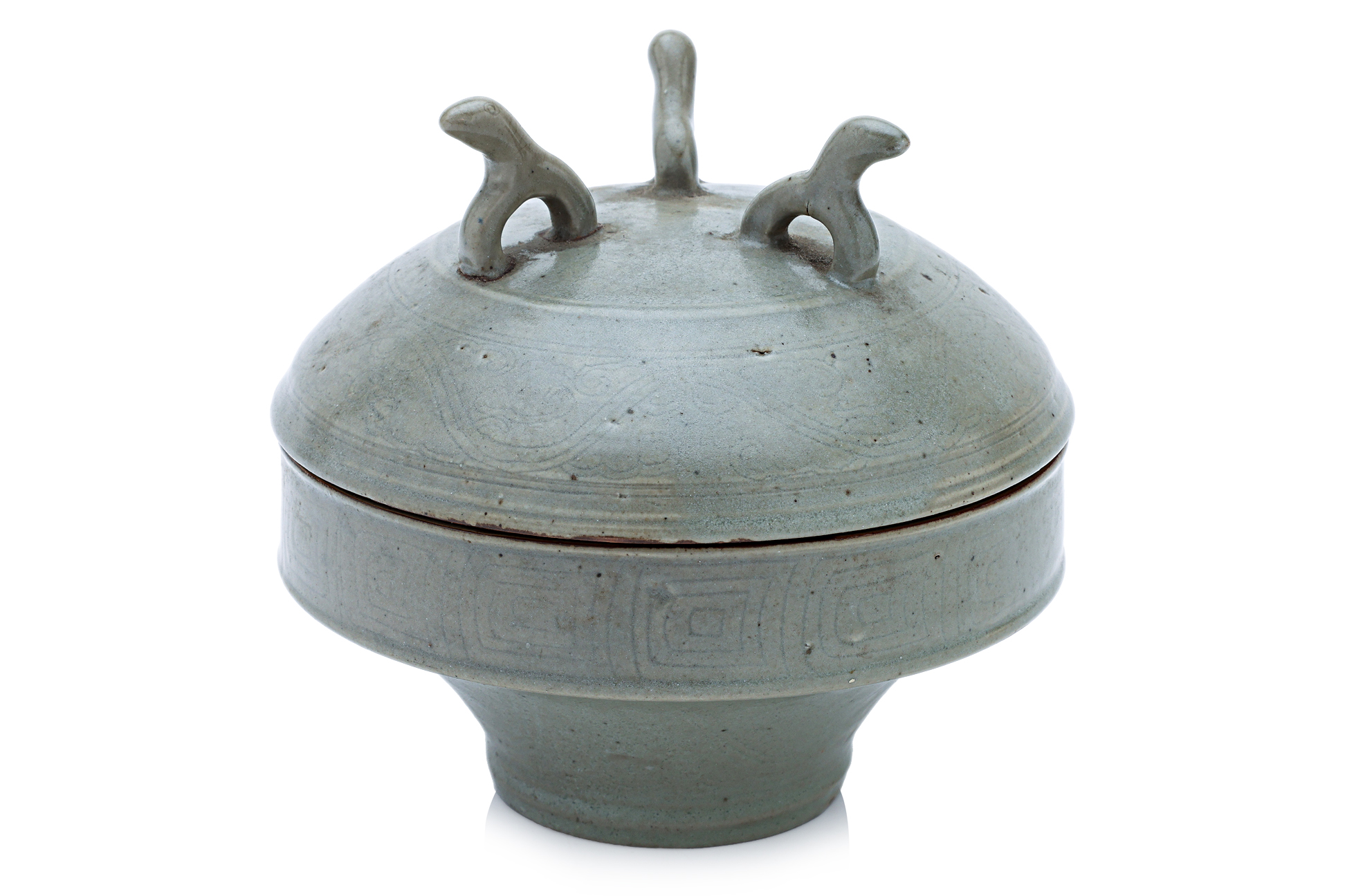 A YUE-TYPE ARCHAISTIC INCISED CELADON BOWL AND COVER
