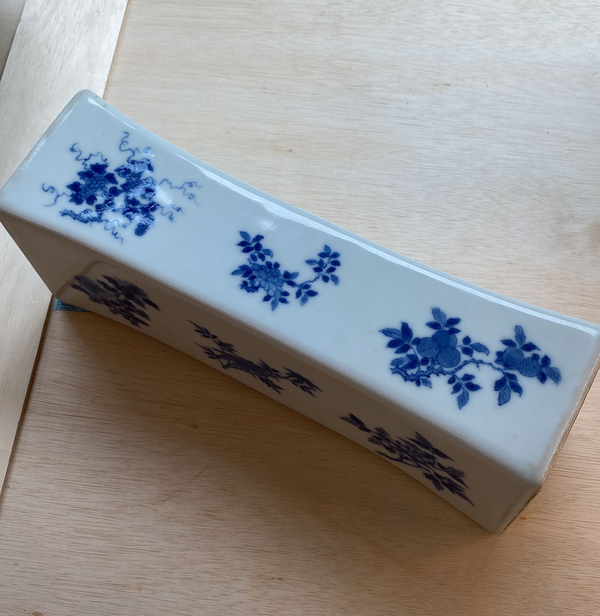 A LARGE BLUE AND WHITE PORCELAIN PILLOW - Image 21 of 24