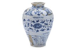 A LARGE VIETNAMESE BLUE AND WHITE JAR