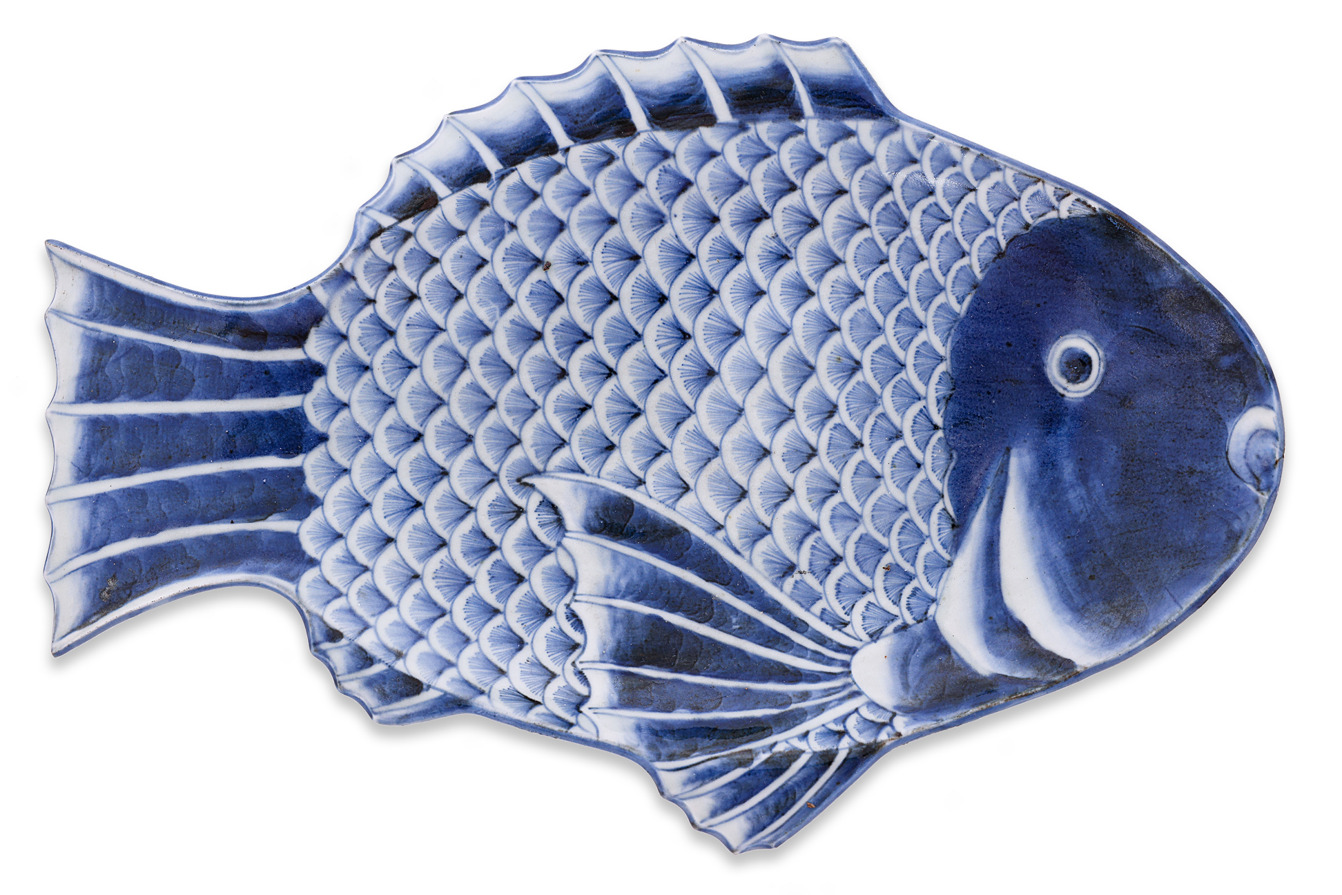 A BLUE AND WHITE FISH FORM DISH