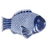 A BLUE AND WHITE FISH FORM DISH