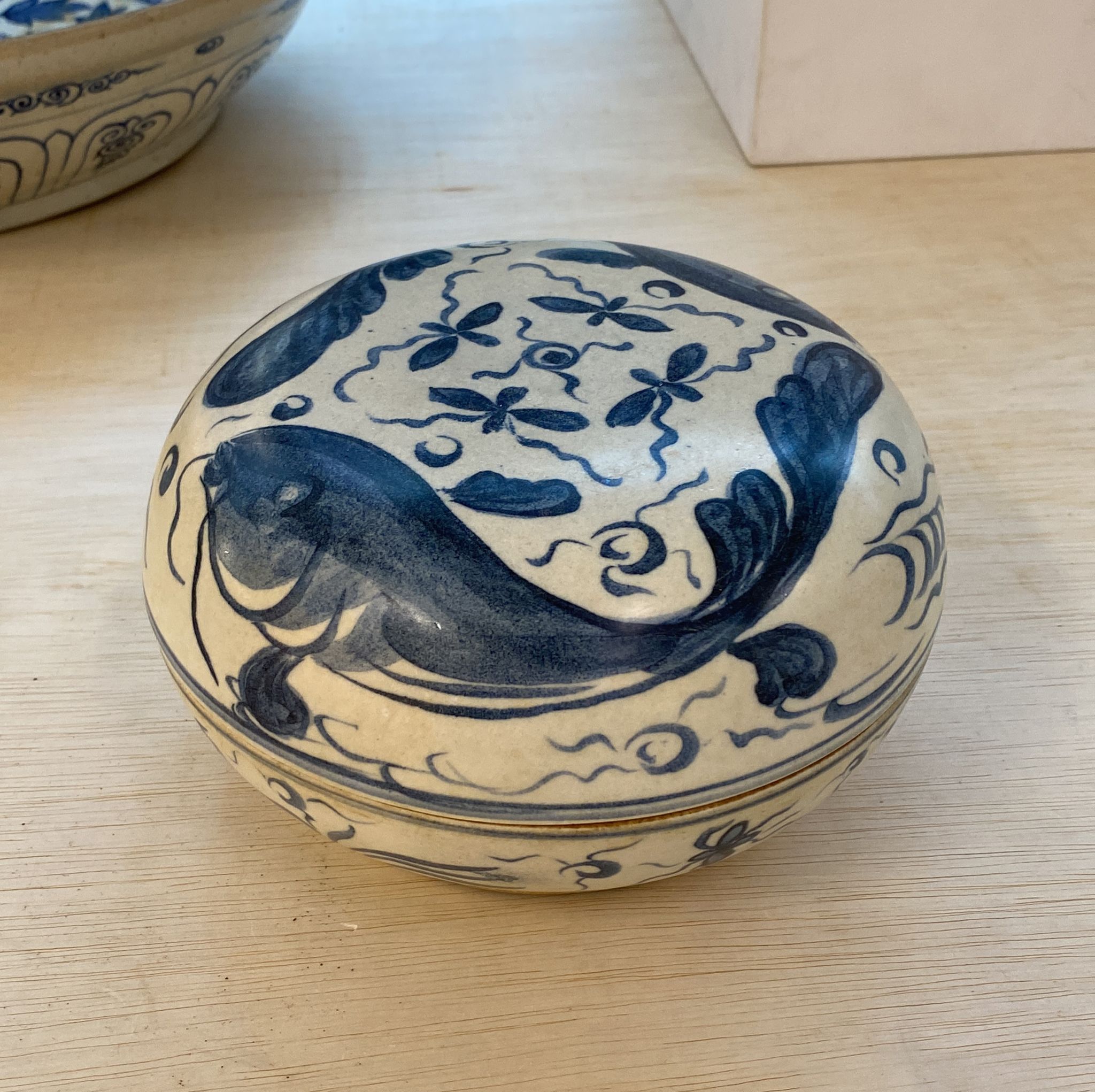 A VIETNAMESE BLUE AND WHITE CIRCULAR FISH BOX AND COVER - Image 8 of 11