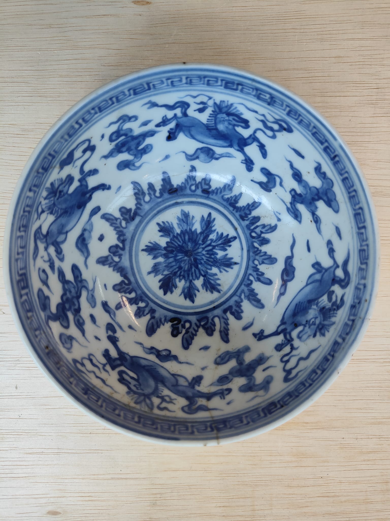 A BLUE AND WHITE PORCELAIN 'FLYING HORSES' BOWL - Image 6 of 9