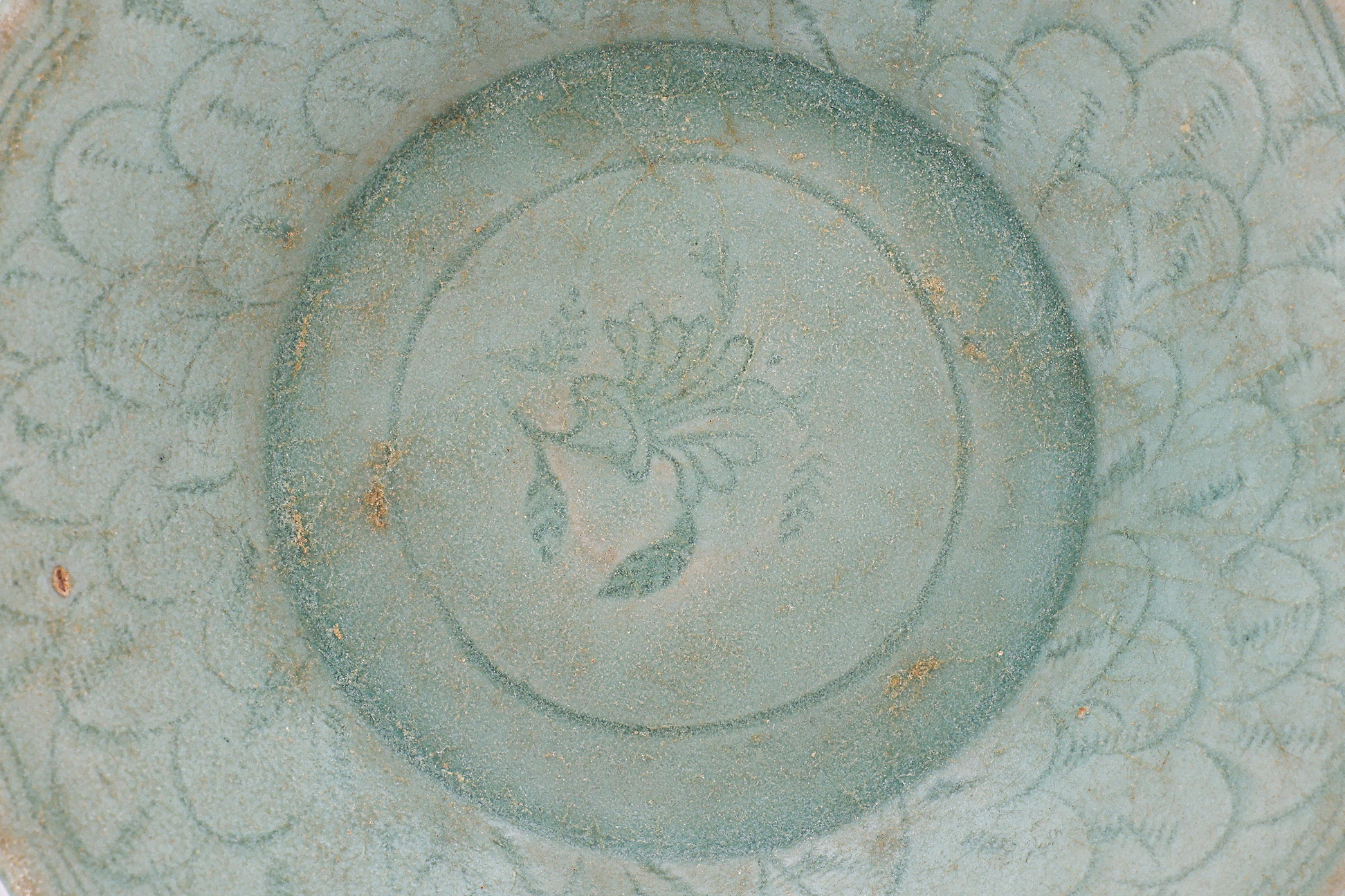 A SMALL INCISED LONGQUAN CELADON DISH - Image 2 of 4