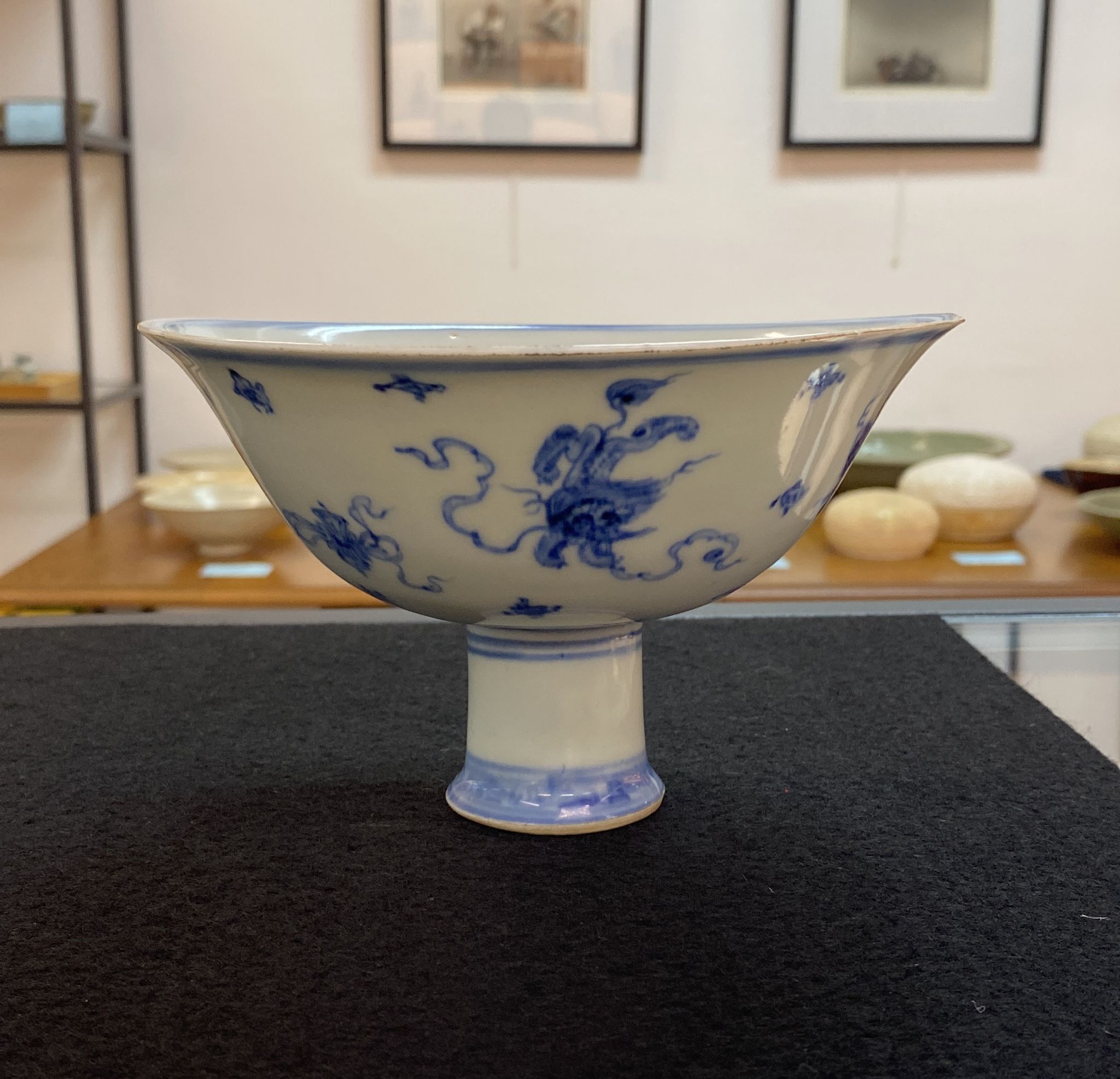 A BLUE AND WHITE BUDDHIST LION STEM BOWL - Image 15 of 17