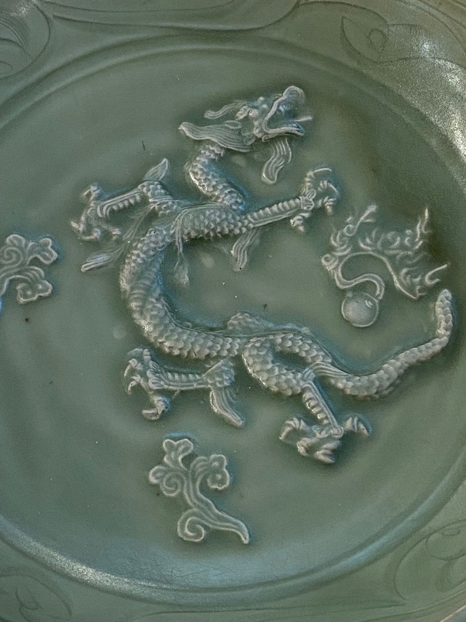 A LARGE LONGQUAN CELADON DRAGON DISH - Image 6 of 20