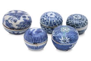 A GROUP OF SMALL BLUE AND WHITE PORCELAIN COSMETICS BOXES