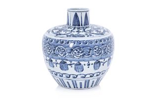 A BLUE AND WHITE PORCELAIN JAR