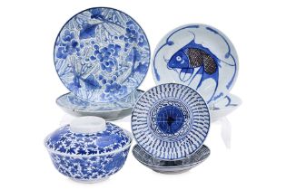 A GROUP OF CHINESE BLUE AND WHITE EXPORT CERAMICS