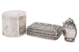 A GROUP OF ORIENTAL SILVER / WHITE METAL ITEMS