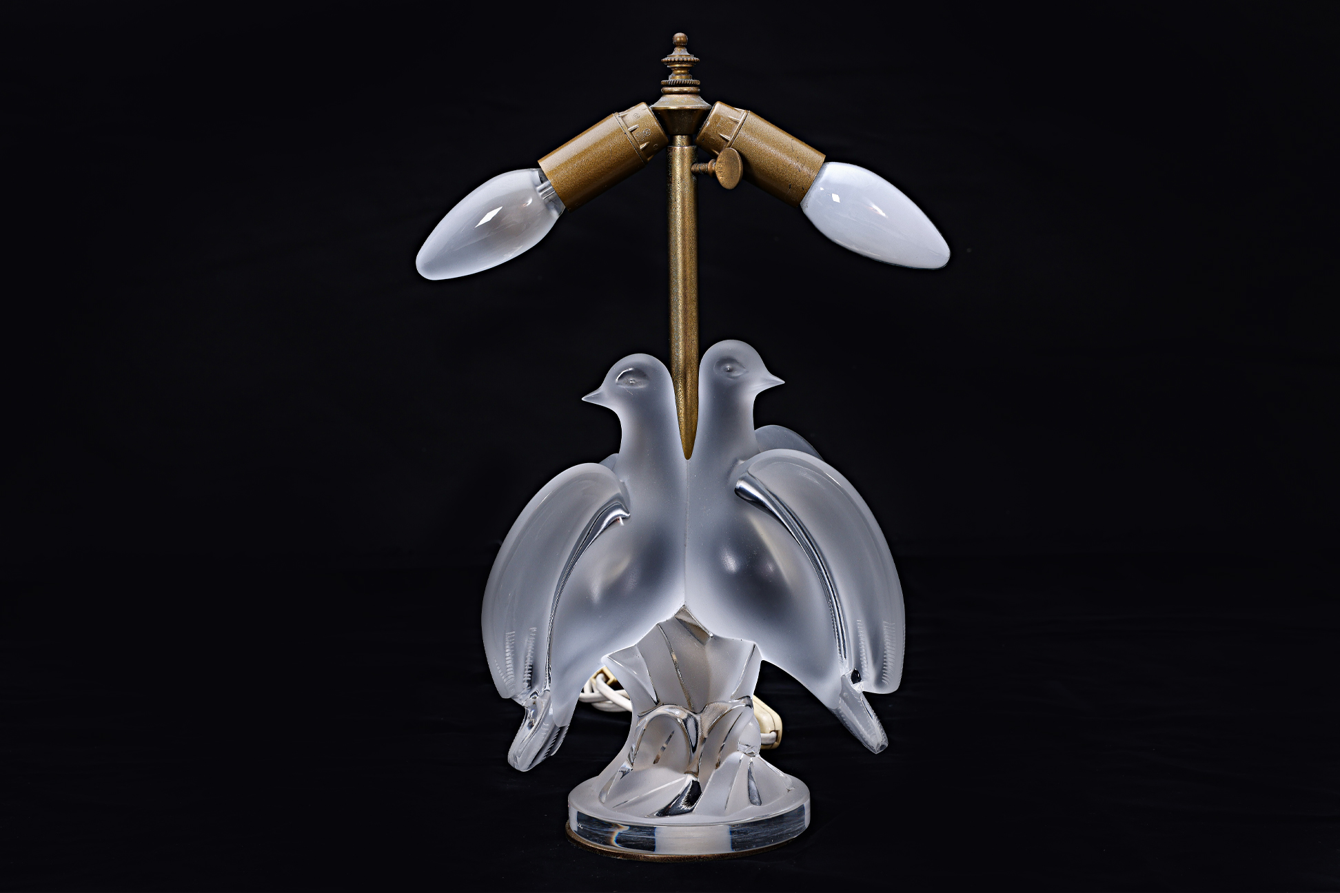 A LALIQUE 'ARIANE' FROSTED GLASS DOVES TABLE LAMP