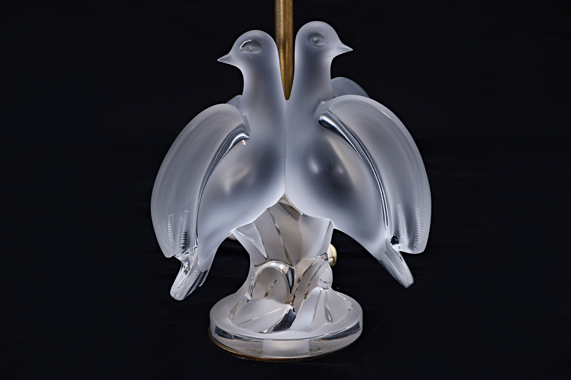 A LALIQUE 'ARIANE' FROSTED GLASS DOVES TABLE LAMP - Image 2 of 2