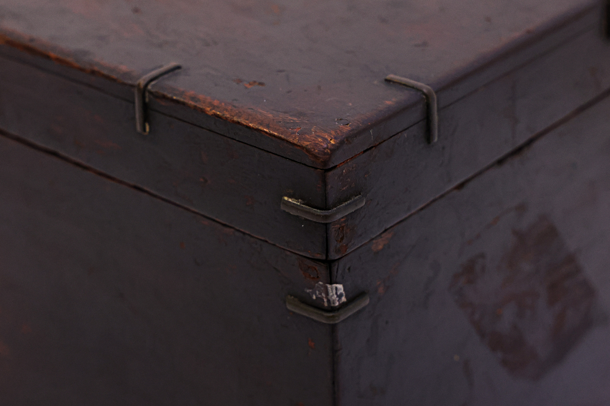 A CHINESE ELM BOX WITH TRAY - Image 2 of 3