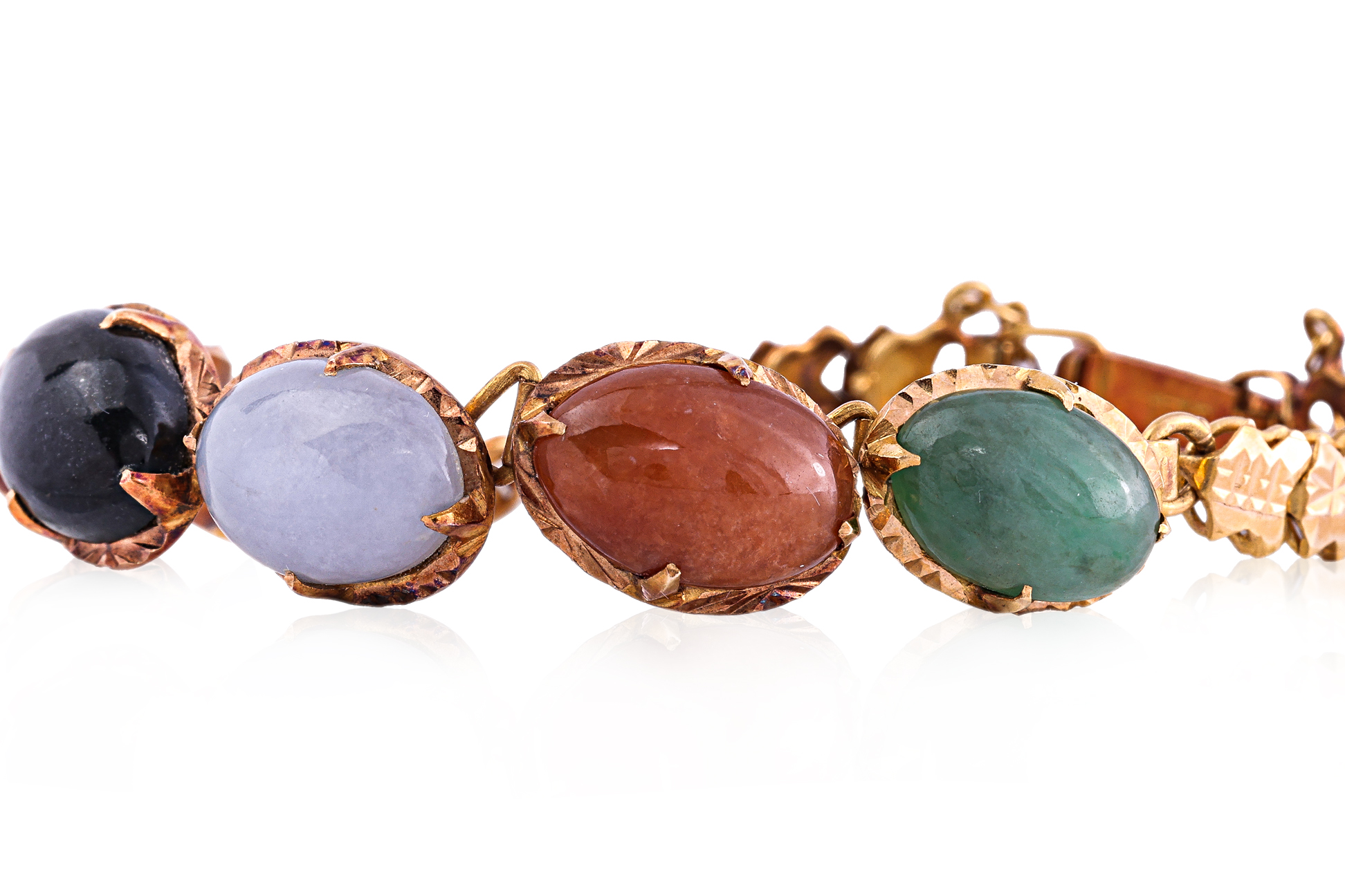A MULTI COLOURED JADE AND GOLD BRACELET - Image 3 of 3