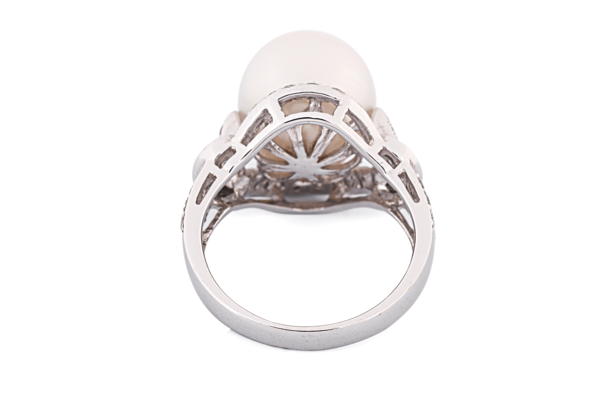 A CULTURED SOUTH SEA PEARL AND DIAMOND RING - Image 2 of 3