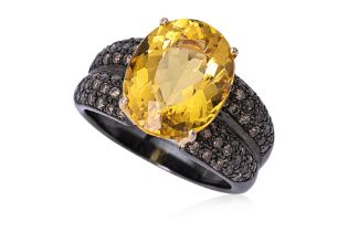 A YELLOW BERYL AND 'CHAMPAGNE' DIAMOND RING