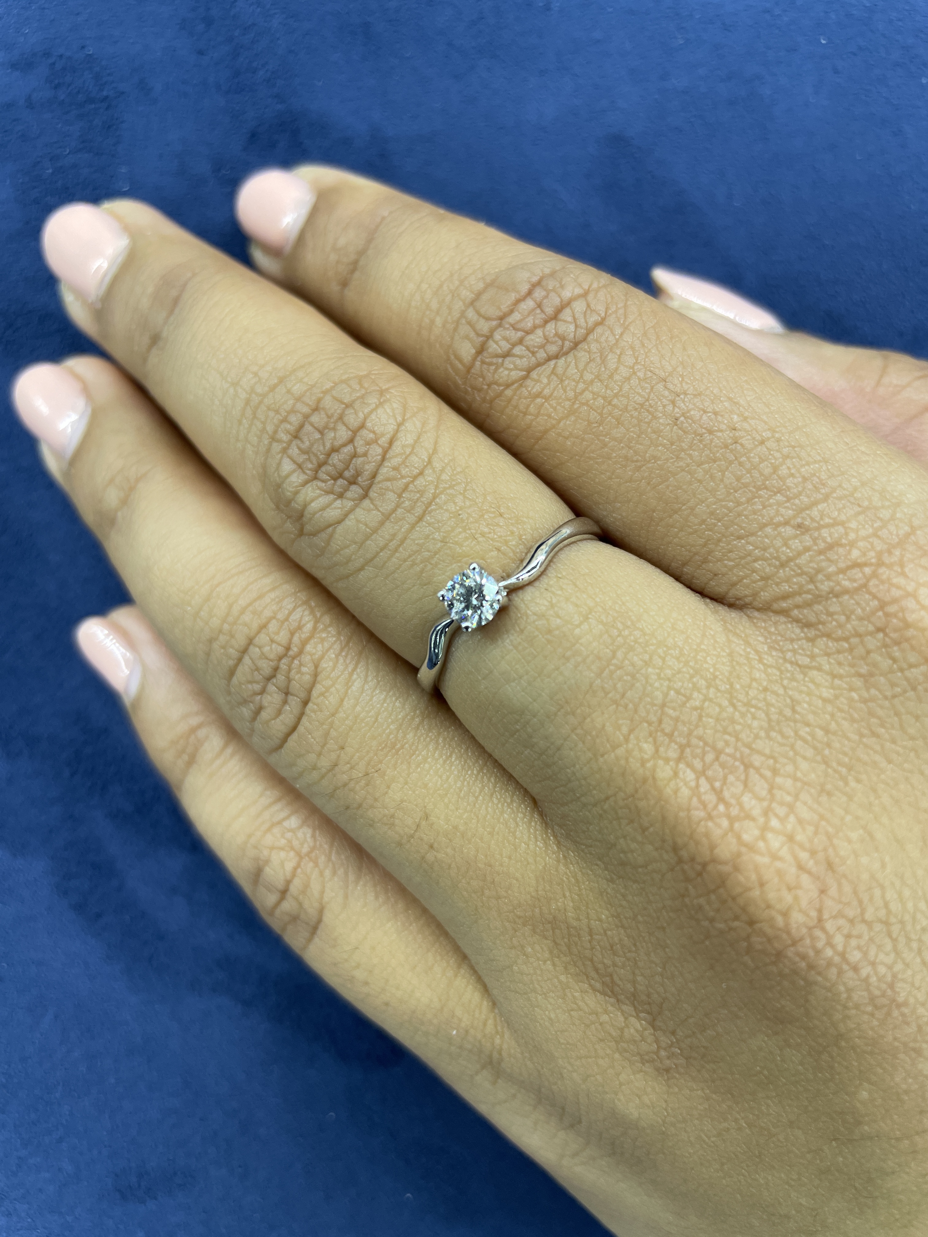 A SOLITAIRE DIAMOND RING - Image 4 of 4
