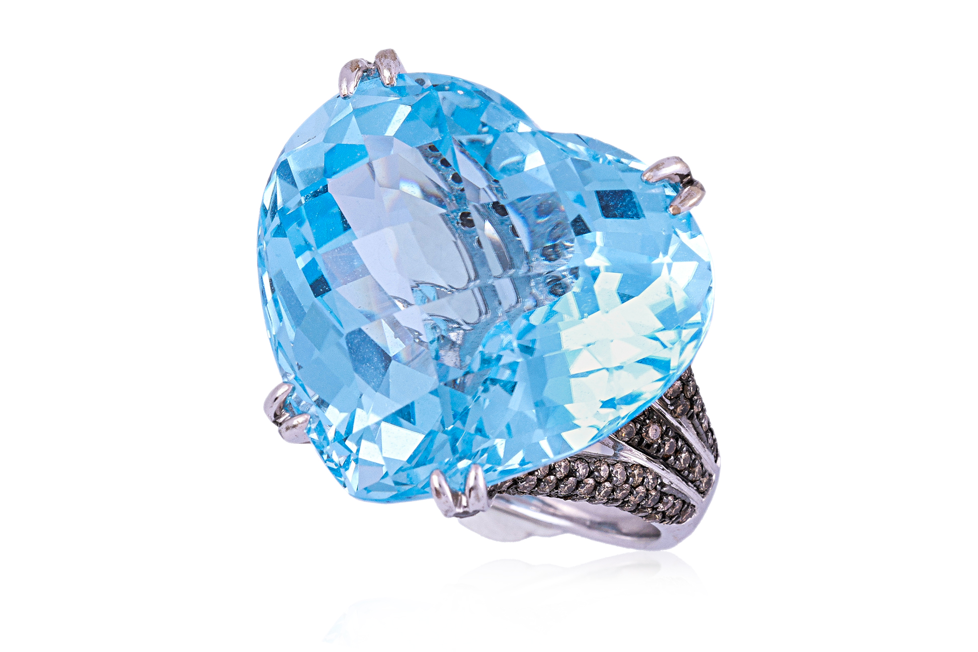 A LARGE BLUE TOPAZ AND 'CHAMPAGNE' DIAMOND RING