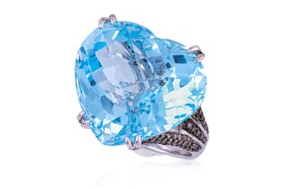 A LARGE BLUE TOPAZ AND 'CHAMPAGNE' DIAMOND RING