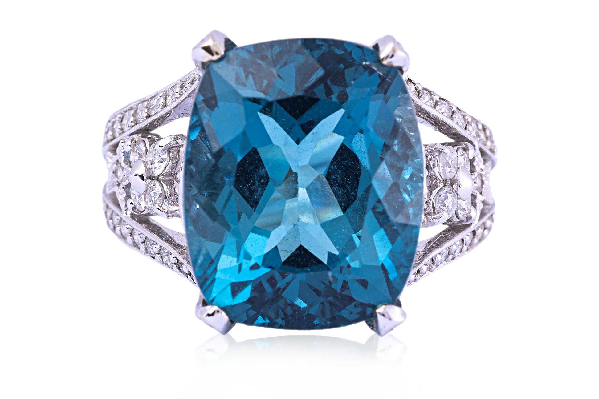 A LARGE BLUE TOPAZ AND DIAMOND RING - Image 3 of 3