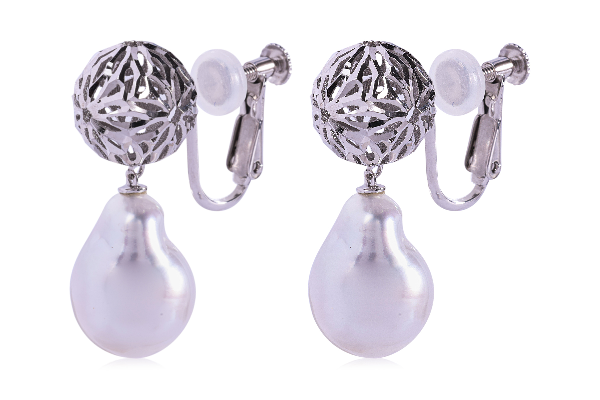 A PAIR OF LATTICE BALL AND CULTURED BAROQUE PEARL EARRINGS - Image 2 of 3