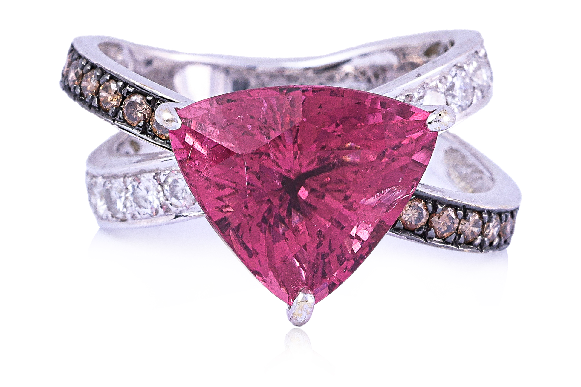 A PINK TOURMALINE AND DIAMOND CROSSOVER RING - Image 2 of 3