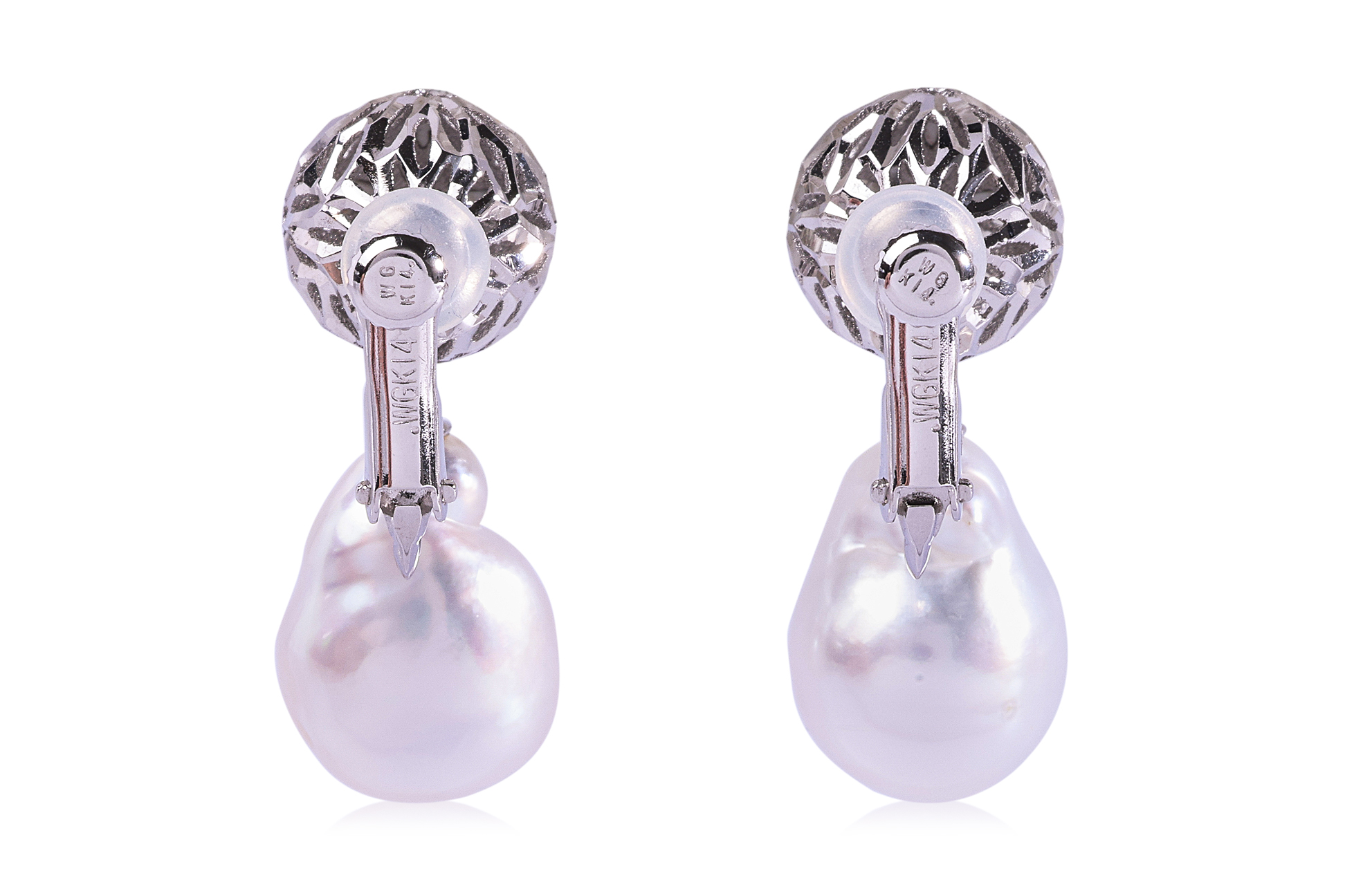 A PAIR OF LATTICE BALL AND CULTURED BAROQUE PEARL EARRINGS - Image 3 of 3