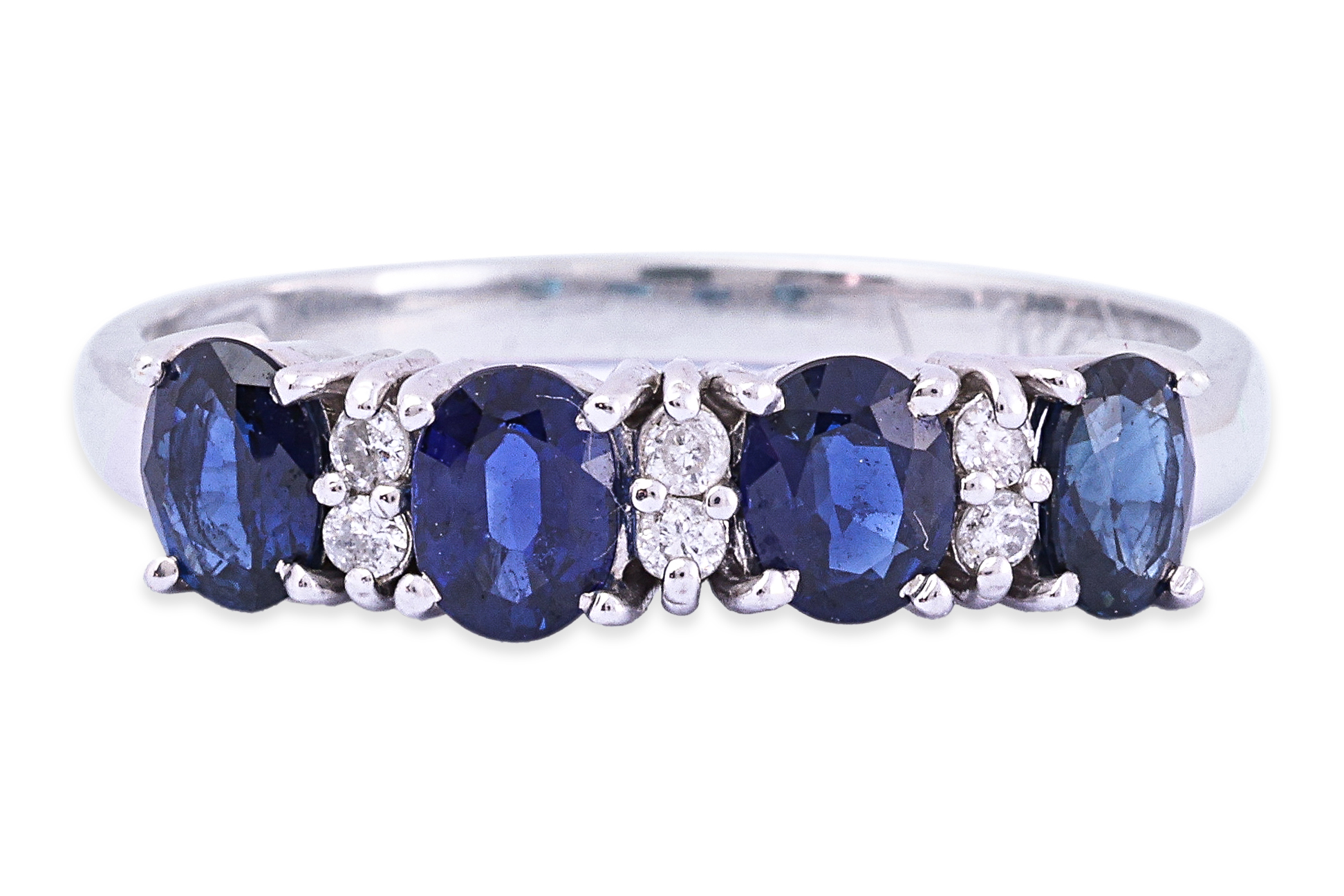 A SAPPHIRE AND DIAMOND RING - Image 2 of 3