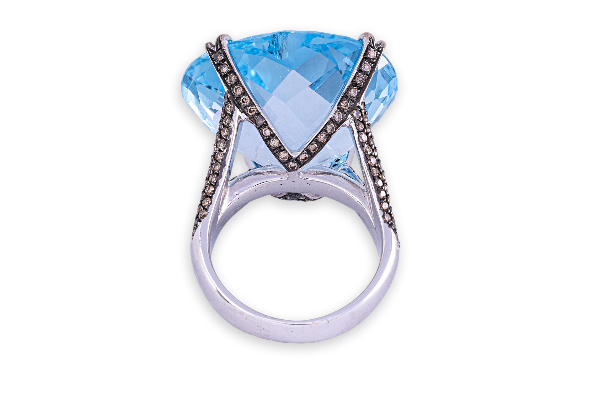 A LARGE BLUE TOPAZ AND 'CHAMPAGNE' DIAMOND RING - Image 3 of 3