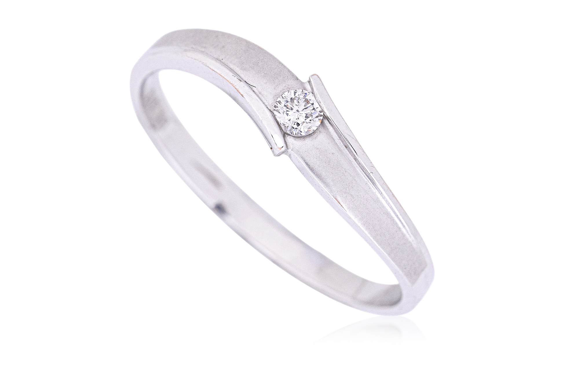 A SOLITAIRE DIAMOND RING